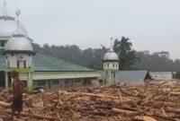 1765062288289-masjid-yang-tersisa-di-desa-sekumur-kecamatan-sekarak-aceh-tamiang-foto-screenshot-video-1765027762460_169