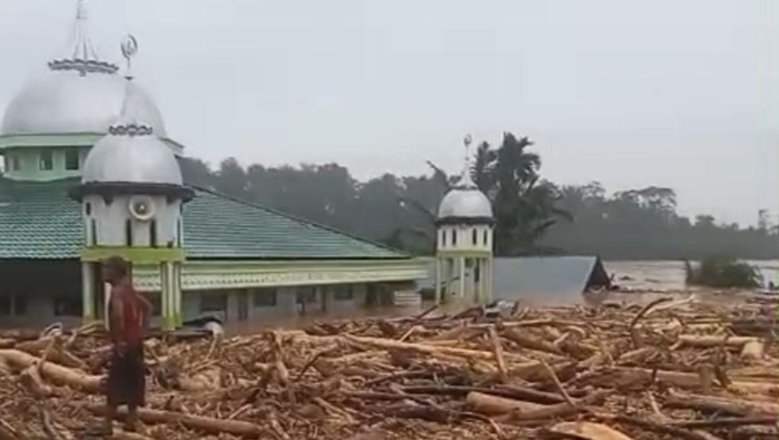 1765062288289-masjid-yang-tersisa-di-desa-sekumur-kecamatan-sekarak-aceh-tamiang-foto-screenshot-video-1765027762460_169