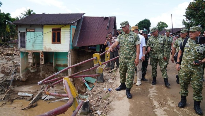 1765062291678-wakil-panglima-tni-jenderal-tni-tandyo-budi-r-meninjau-desa-garoga-dan-batuhulu-di-tapanuli-selatan-sumatera-utara-1765044150349_169
