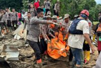 1765062293016-tim-brimob-polda-riau-melanjutkan-pencarian-korban-bencana-alam-di-kampung-tanjung-kecamatan-palembayan-kabupaten-agam-sumater-1765041311555_169