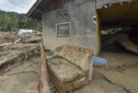 1765083922567-721-rumah-rusak-berat-akibat-banjir-bandang-di-agam-1765030793021_169