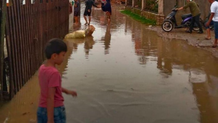 1765083926865-warga-melintasi-genangan-banjir-susulan-di-gampong-aceh-kabupaten-aceh-timur-minggu-7122025-1765081751601_169
