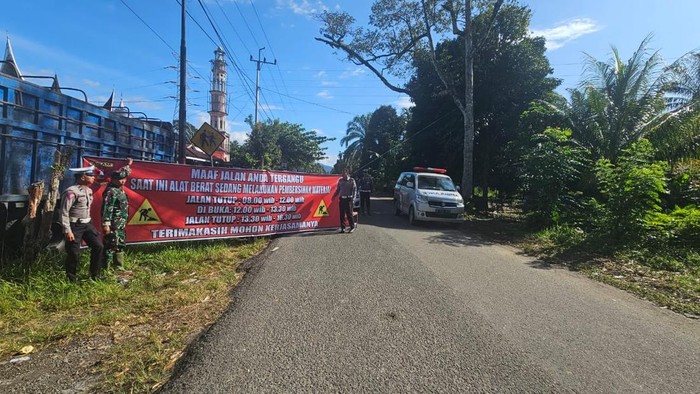 1765083932351-polisi-merekayasa-lalu-lintas-menuju-lokasi-terdampak-bencana-galodo-di-kecamatan-palembayan-kabupaten-agam-sumatera-barat-1765079346366_169