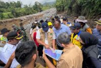 1765105577205-andre-rosiade-cek-jembatan-putus-di-agam-sumbar-dokistimewa-1765101429211_169