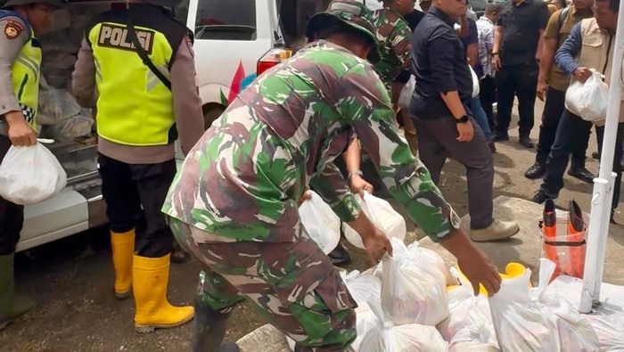 1765105577770-andre-rosiade-serahkan-250-paket-sembako-untuk-korban-banjir-di-malalak-1765100694724_169