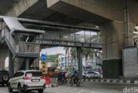 1765105581038-jpo-tipar-cakung-dinilai-rawan-bahaya-bagi-penyeberang-1765025721172_169