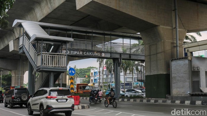 1765105581038-jpo-tipar-cakung-dinilai-rawan-bahaya-bagi-penyeberang-1765025721172_169