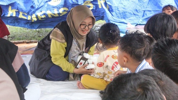 1765127136355-kemensos-beri-layanan-dukungan-psikososial-bagi-korban-banjir-aceh-1765119606527_169