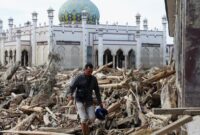 1765127143485-tumpukan-kayu-pascabanjir-bandang-putus-akses-ke-desa-tanjung-karang-aceh-tamiang-1765081980694_169