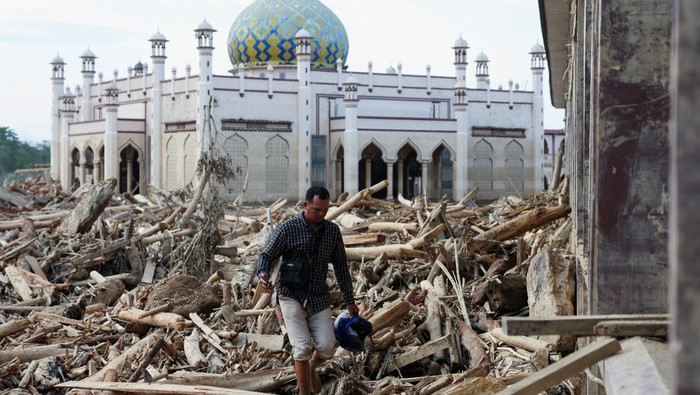 1765127143485-tumpukan-kayu-pascabanjir-bandang-putus-akses-ke-desa-tanjung-karang-aceh-tamiang-1765081980694_169