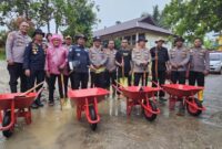 1765127144436-polda-riau-serahkan-bantuan-cangkul-gerobak-ke-korban-bencana-sumbar-1765110734410_169