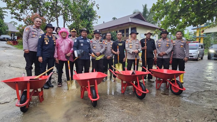 1765127144436-polda-riau-serahkan-bantuan-cangkul-gerobak-ke-korban-bencana-sumbar-1765110734410_169