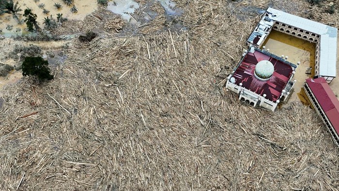 1765148673828-tumpukan-kayu-pascabanjir-bandang-putus-akses-ke-desa-tanjung-karang-aceh-tamiang-1765081980489_169