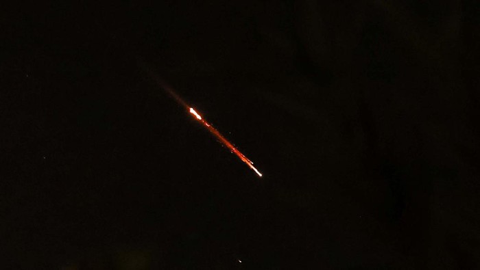 1765148674406-potret-iran-hujani-israel-dengan-rudal-1_169