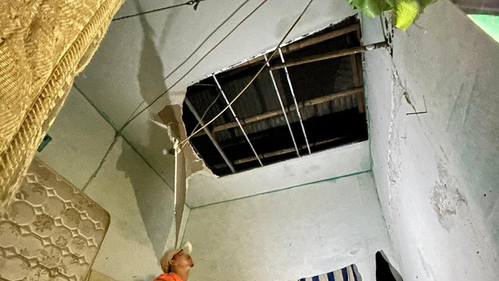 1765148675436-hujan-deras-3umengakibatkan-bencana-banjir-tembok-rumah-dan-pagar-sekolah-ambruk-menimpa-mobil-di-babakanmadang-bogor-jawa-bar-1765141007737_169