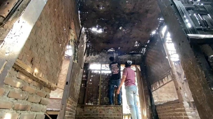 1765148675922-warga-swadaya-bangun-rumah-kanapiah-yang-tidak-layak-untuk-dihuni-dok-istimewa-1765130516066_169