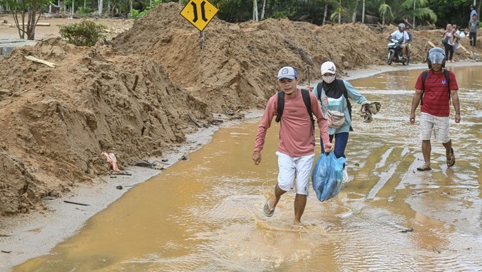 1765170346292-banjir-menggenangi-tukka-jalan-berlumpur-hambat-penyaluran-bantuan-1765164369143_169