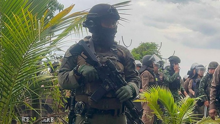 1765170349794-tentara-thailand-berjaga-di-area-perbatasan-yang-menjadi-sengketa-dengan-kamboja-1758187504687_169