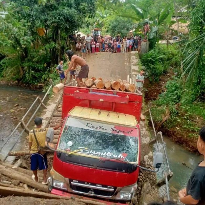 1765170351796-jembatan-di-pandeglang-ambruk-dok-istimewa-1765108402519_11