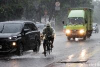 1765170352368-hujan-deras-diprediksi-basahi-jakarta-sepekan-ke-depan-1764833997991_169