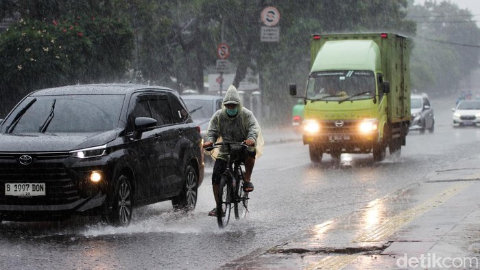 1765170352368-hujan-deras-diprediksi-basahi-jakarta-sepekan-ke-depan-1764833997991_169