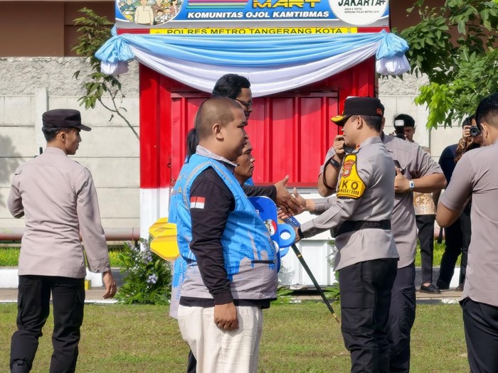 1765170352907-kapolda-metro-jaya-irjen-asep-edi-suheri-1765168241956_43
