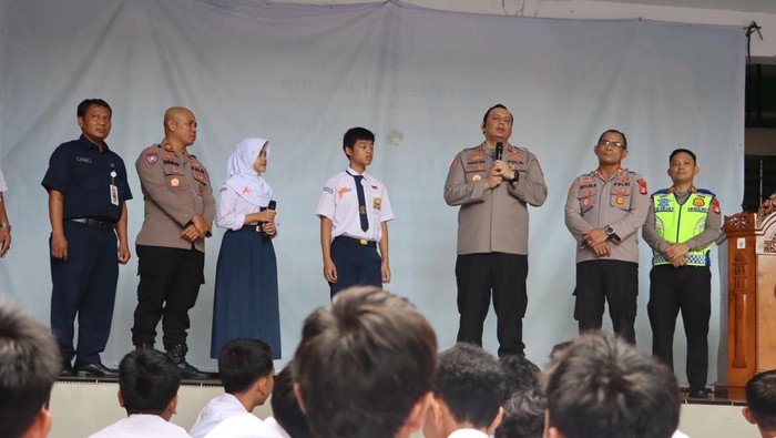 1765191942092-kapolres-pelabuhan-tanjung-priok-akbp-martuasah-tobing-melaksanakan-kunjungan-sambang-kamtibmas-jaga-jakarta-ke-smpn-261-pelab-1765189698241_169