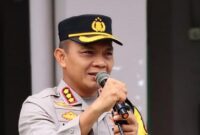 1765213557528-kapolres-metro-depok-kombes-abdul-waras-menghadiri-upacara-bendera-di-smk-2-perintis-depok-1765206122432_169