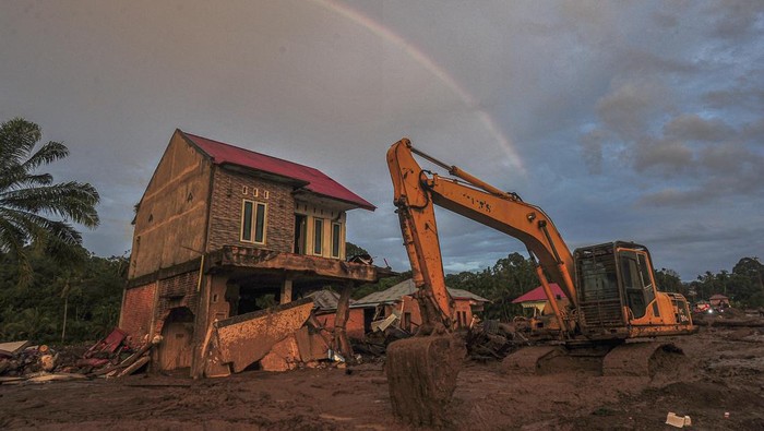 1765235067634-721-rumah-rusak-berat-akibat-banjir-bandang-di-agam-1765030793131_169