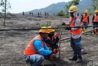 1765235068964-kabel-listrik-putus-imbas-banjir-lahar-dingin-di-lumajang-1765208429967_169