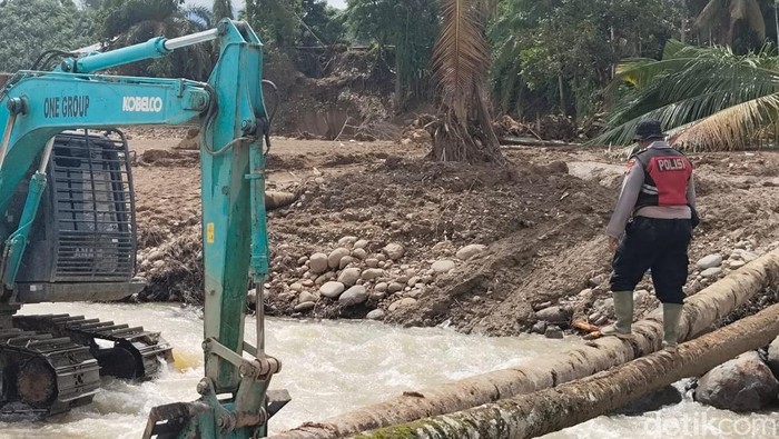 1765256757768-polda-sumbar-dan-riau-kini-membangun-jembatan-darurat-yang-menghubungkan-antardesa-di-nagari-salareh-aia-kabupaten-agam-sumbar-1765254643948_169