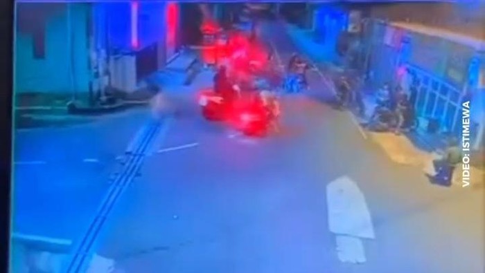 1765256759415-aksi-meresahkan-gerombolan-bermotor-bersenjata-tajam-di-cimahi-1765252113558_169