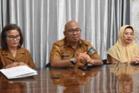 1765256764243-pemko-sibolga-saat-press-konferensi-pers-terkait-pungli-pemulangan-jenazah-korban-bencana-di-rsud-fl-tobing-sibolga-dok-pemkot-1765249963643_169