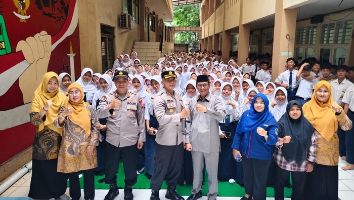1765256765828-polres-metro-jakarta-barat-menyambangi-smk-sma-dan-smp-di-cengkareng-polisi-mengimbau-siswa-waspada-terkait-ajakan-tawuran-hin-1765251558294_169