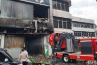 1765278354247-bangunan-rumah-toko-ruko-di-cempaka-baru-kemayoran-jakarta-pusat-jakpus-terbakar-proses-pemadaman-dan-evakuasi-korban-masih-di-1765271667569_169