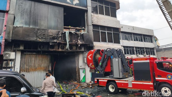 1765278354247-bangunan-rumah-toko-ruko-di-cempaka-baru-kemayoran-jakarta-pusat-jakpus-terbakar-proses-pemadaman-dan-evakuasi-korban-masih-di-1765271667569_169