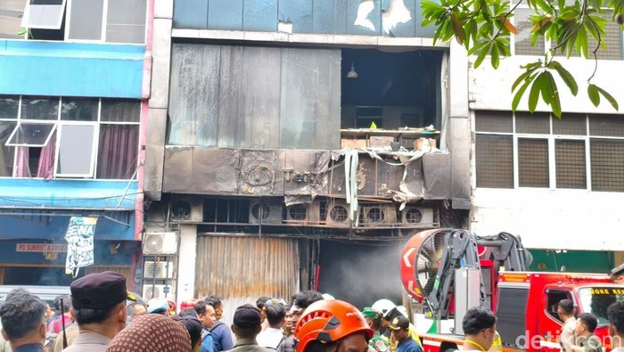 1765278357695-bangunan-rumah-toko-ruko-di-cempaka-baru-kemayoran-jakarta-pusat-jakpus-terbakar-proses-pemadaman-dan-evakuasi-korban-masih-di-1765271667789_169