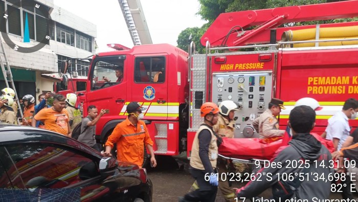 1765278359329-gedung-di-cempaka-baru-kemayoran-jakarta-pusat-jakpus-terbakar-korban-tewas-diduga-ada-belasan-orang-dok-bpbd-dki-1765270251544_169