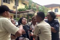 1765278364104-salah-satu-keluarga-korban-kebakaran-gedung-di-jakpus-tiba-tiba-pingsan-saat-tiba-di-rs-polri-kramat-jati-1765275655447_169
