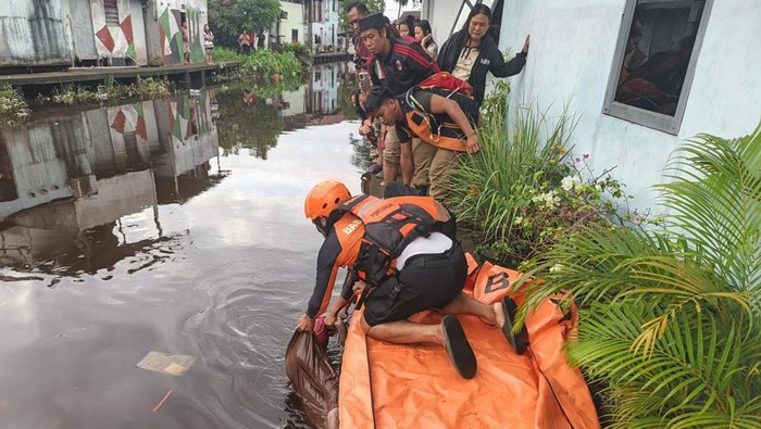 1765299927013-bocah-10-tahun-di-pontianak-ditemukan-meninggal-setelah-hilang-saat-banjir-rob-1765267770146_169