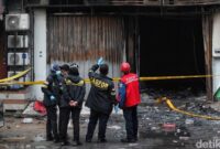 1765299931656-labfor-polri-telusuri-pemicu-kebakaran-ruko-di-kemayoran-1765285991916_169