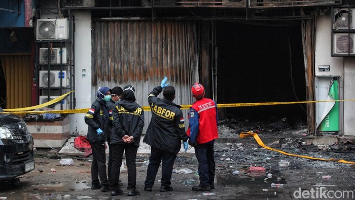 1765299931656-labfor-polri-telusuri-pemicu-kebakaran-ruko-di-kemayoran-1765285991916_169