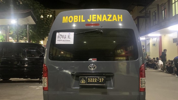 1765321474363-jenazah-ibu-hamil-yang-tewas-dalam-kebakaran-gedung-terra-drone-diserahkan-kepada-keluarga-mulia-budidetikcom-1765303273390_169