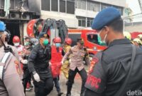 1765343150119-petugas-bolak-balik-membawa-kantong-jenazah-dari-dalam-gedung-kebakaran-di-jakpus-ke-ambulans-1765275592972_169