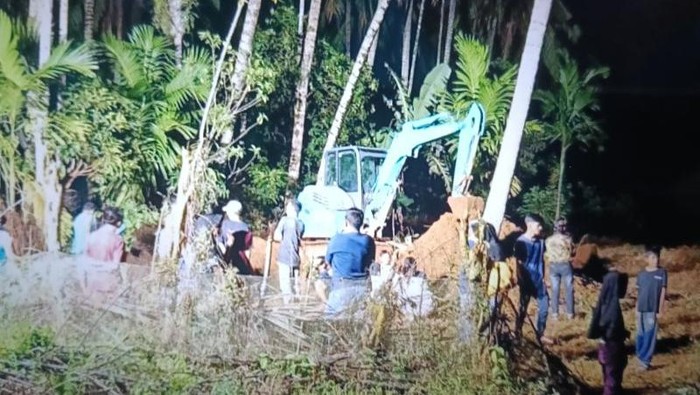 1765343155184-proses-pemakaman-korban-banjir-bandang-di-tempat-pemakaman-umum-tpu-sungai-jariang-kecamatan-palembayan-kabupaten-agam-antarah-1765340096132_169