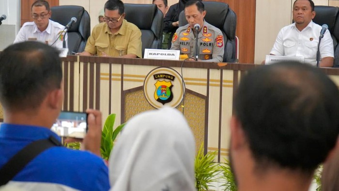 1765364748307-kementerian-kehutanan-bersama-polda-lampung-merilis-hasil-penanganan-gelondongan-kayu-yang-terdampar-di-pantai-tanjung-setia-k-1765363003681_169