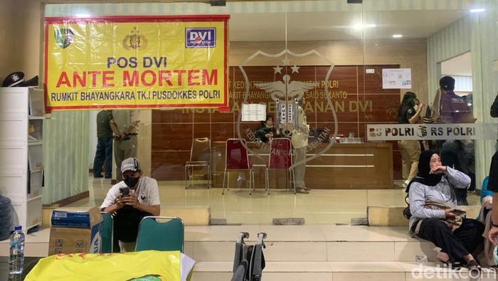 1765364751000-kepolisian-membangun-posko-untuk-membantu-keluarga-korban-kebakaran-gedung-yang-berlokasi-di-kemayoran-jasad-22-korban-juga-se-1765284486897_169