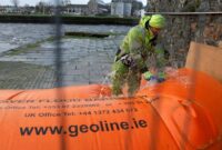 1765364751992-galway-pasang-penghalang-banjir-antisipasi-dampak-badai-bram-1765347144060_169