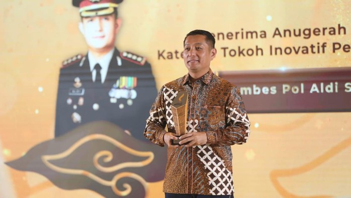 1765386330710-kapolresta-bandung-kombes-aldi-subartono-menerima-penghargaan-detikjabar-awards-2025-1765383619905_169