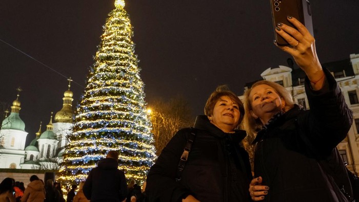 1765386331205-dekorasi-natal-hiasi-kyiv-di-tengah-deru-perang-1765346215373_169